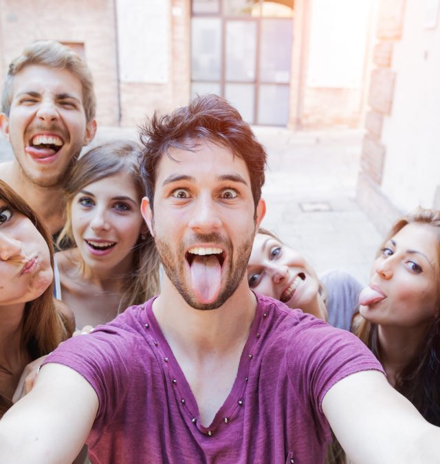 Selfie adolescenti si scattano foto in citt guy not worried about rejection